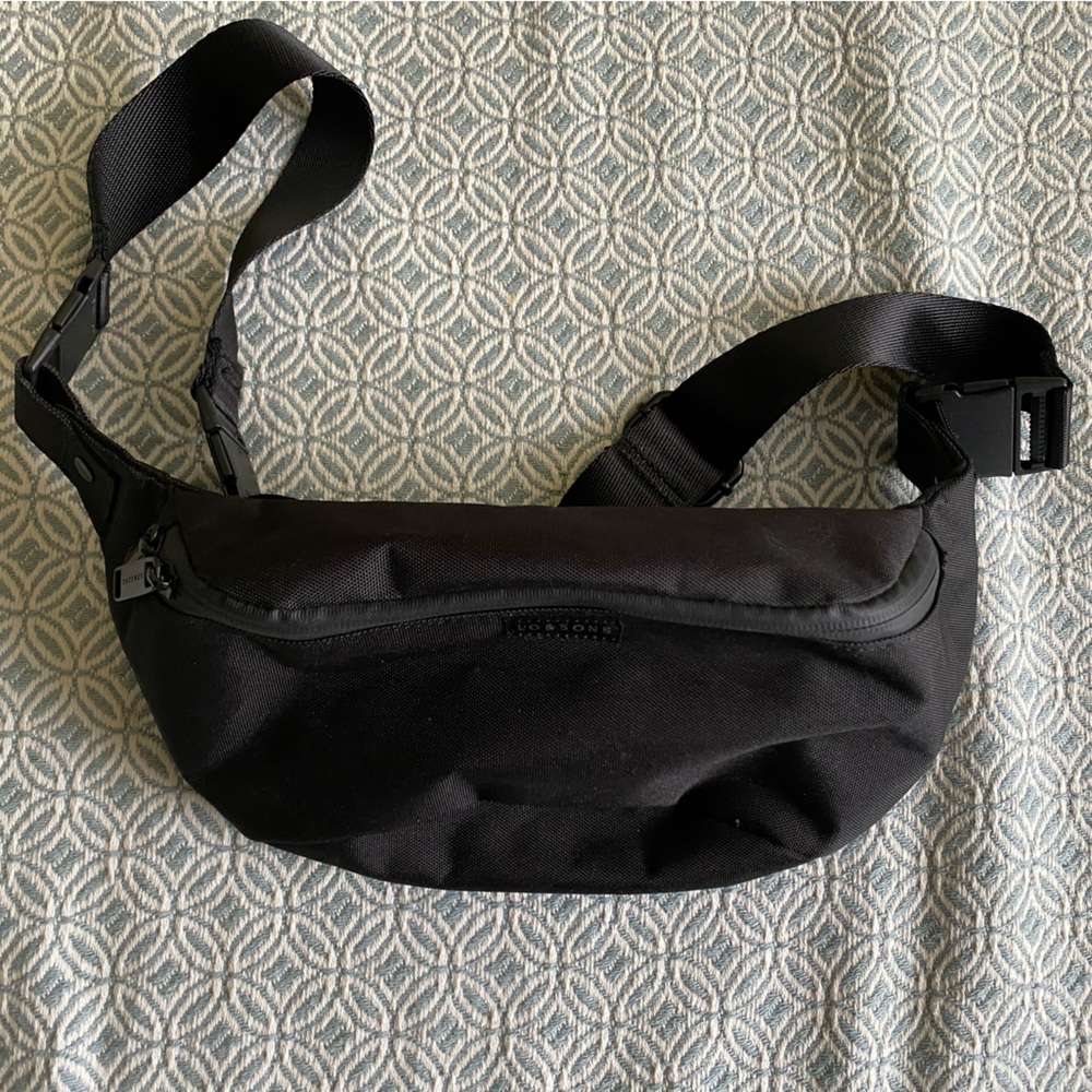 Lo & Sons Bond crossbody sling bag black poly like new